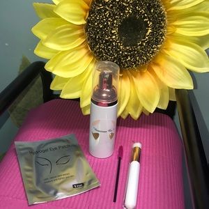 Foam lash shampoo with brush